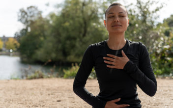 junge Frau meditiert im Yoga-Sitz