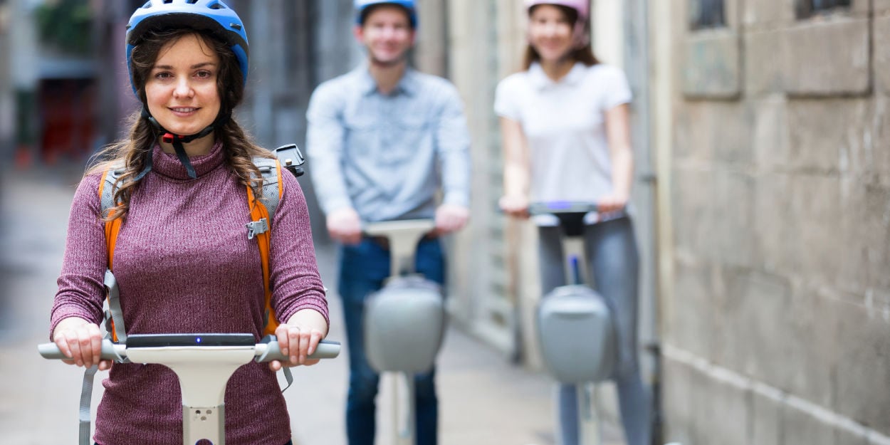 Personen auf Stehrollern