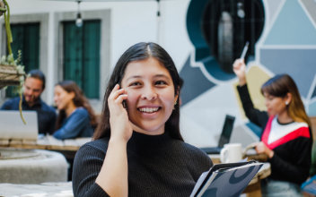 Frau telefoniert mit Handy