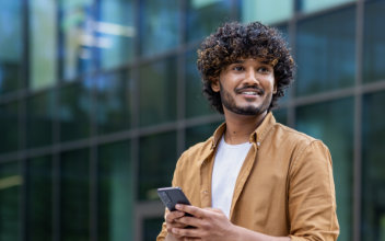 lächelnder Mann mit Handy