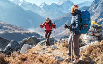 Paar beim hochalpinen Wandern