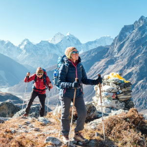 Zwei Bergsteiger erklimmen einen Berggipfel