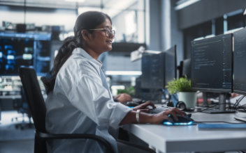 Frau arbeitet am Computer