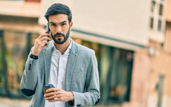 junger Mann telefoniert am Handy