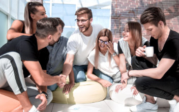 junge Menschen beim Erste Hilfe-Kurs