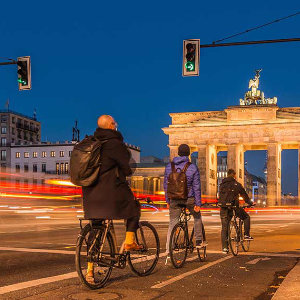fahrraeder-vor-einer-ampel_300x300_2022_03