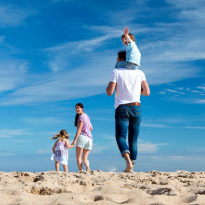 familie-am-strand_300x300_2023_05