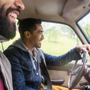 Zwei junge Männer beim Autofahren