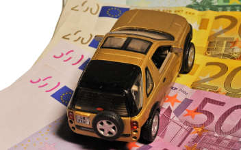 Spielzeugauto auf Banknoten