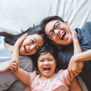 lachende-familie_300x300_2022_07