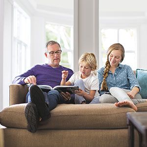 Familie auf Couch