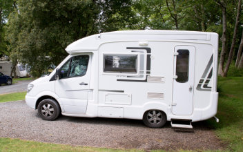 Wohnmobil parkt auf Campingplatz