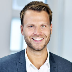 lächelnder junger Mann