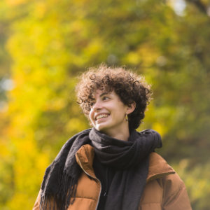 Frau in Herbstwald