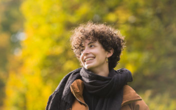 Frau in Herbstwald