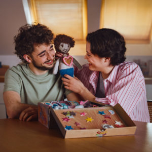 Mann im und Frau mit gehäkelter Puppe