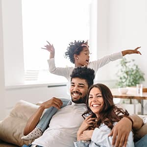 zufriedene Familie auf Sofa