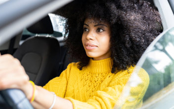 Junge Frau beim Autofahren