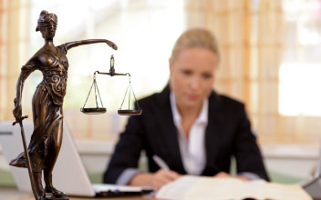 Anwältin mit Justitia-Waage