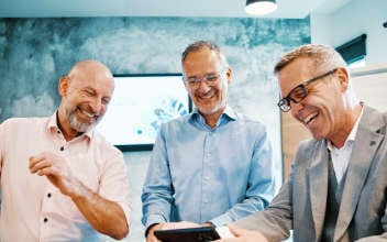 Zurich Teams 140_ret_352x220 3 Männer im Gespräch