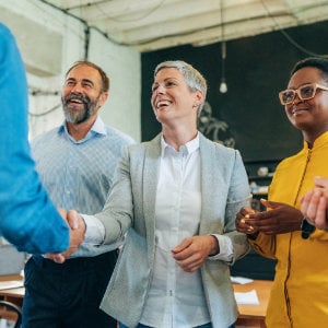 win_300x300_2023_10 Frau und Mann schütteln sich die Hände