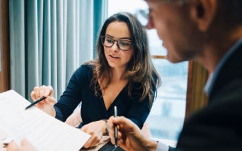 eigenbedarfskuendigung_352x220_2023_12 Frau und Mann beraten über ein Dokument