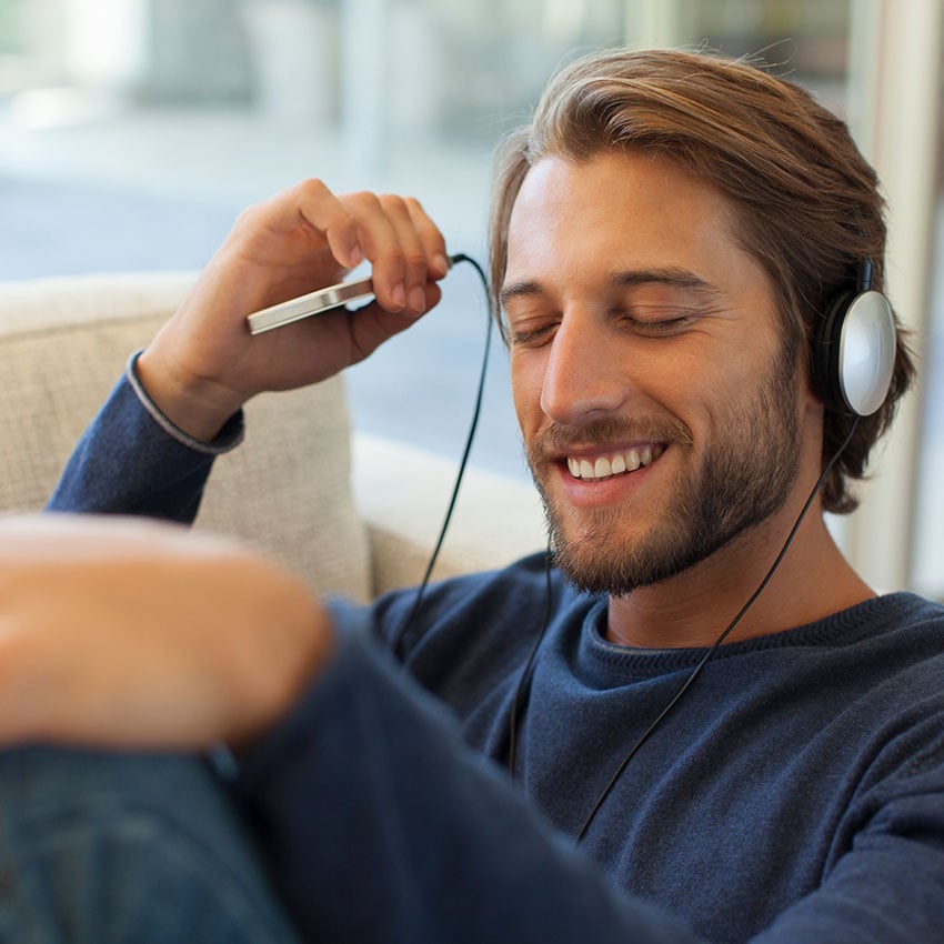 Mann mit Kopfhörern