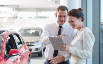 evb-laptop_352x220_2022_09 Mann berät Frau am Tablet