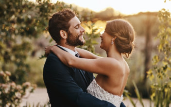 flitterwochen_352x220_2024_12 Brautpaar umarmt sich