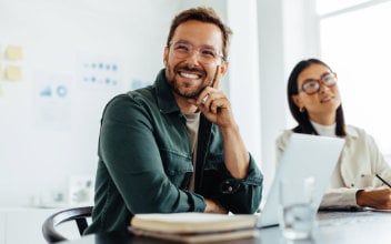 Lächelnder Mann mit Laptop