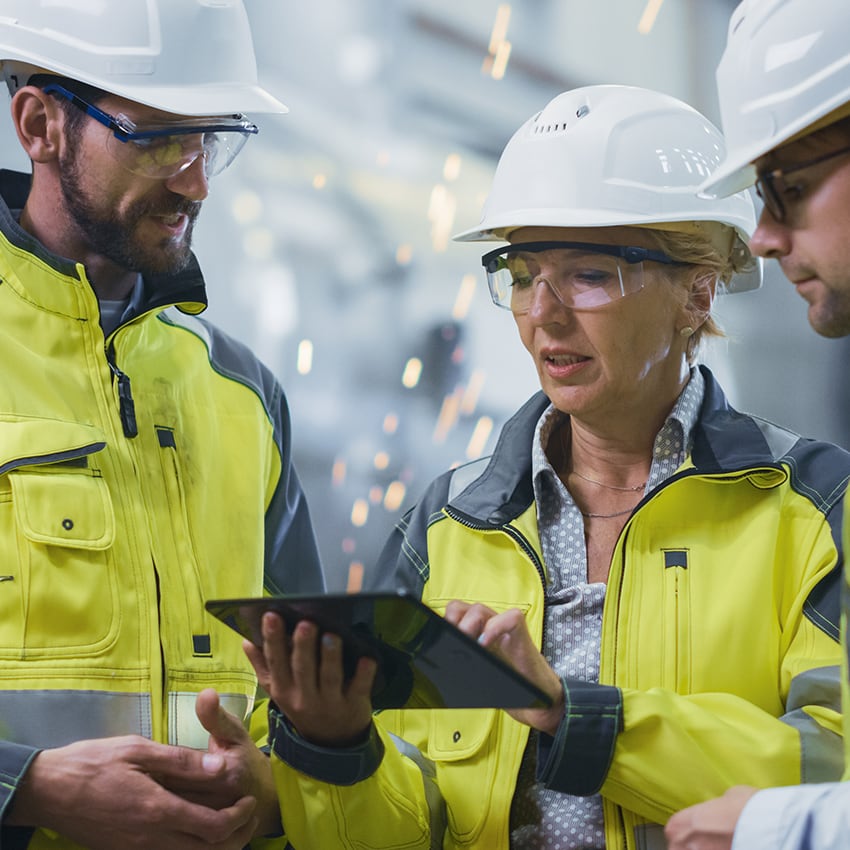 Menschen in Schutzkleidung