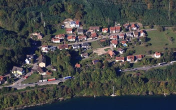 grundsteuer_352x220_2023_11 Luftaufnahme einer Ortschaft am Fluss