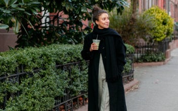 hecke-schneiden_352x220_2023_11 Junge Frau läuft mit einem Getränk auf einem Gehweg