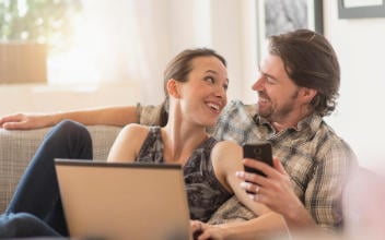 hpv-hausrat_352x220_2023_10 Pärchen mit Laptop auf Sofa