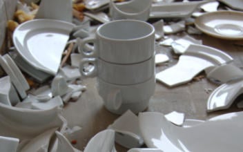 hpv-sinnvoll_352x220_2023_08 zerbrochenes Geschirr