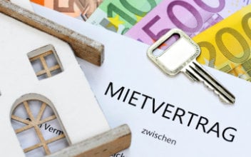 mietkaution-anlegen_352x220_2023_11 Mietvertrag mit Haustürschlüssel und Geldscheinen