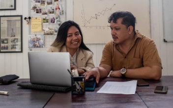 steuererklaerung_352x220_2024_02 Paar arbeitet gemeinsam an einem Laptop