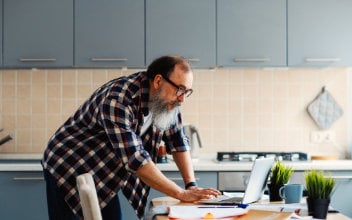 untermieter_352x220_2023_04 Mann am Laptop