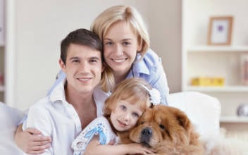 wohnung_352x220_2023_11 Zufriedene Familie mit Chow-Chow in ihrer Wohnung