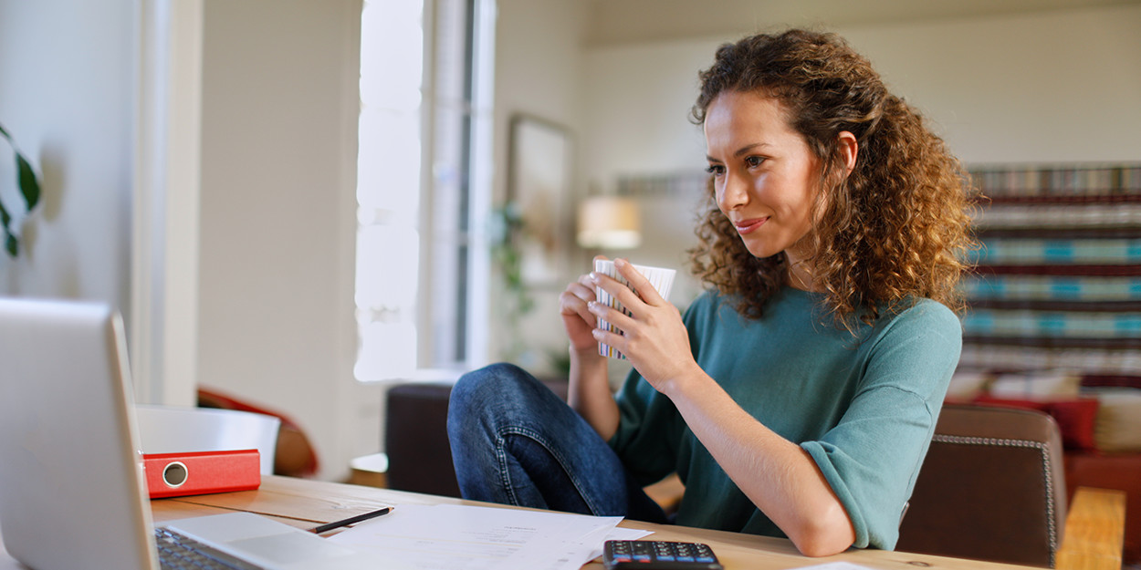 zu-gk_buchhaltung_content1_1250x625 Frau mit Kaffeetasse vor Laptop