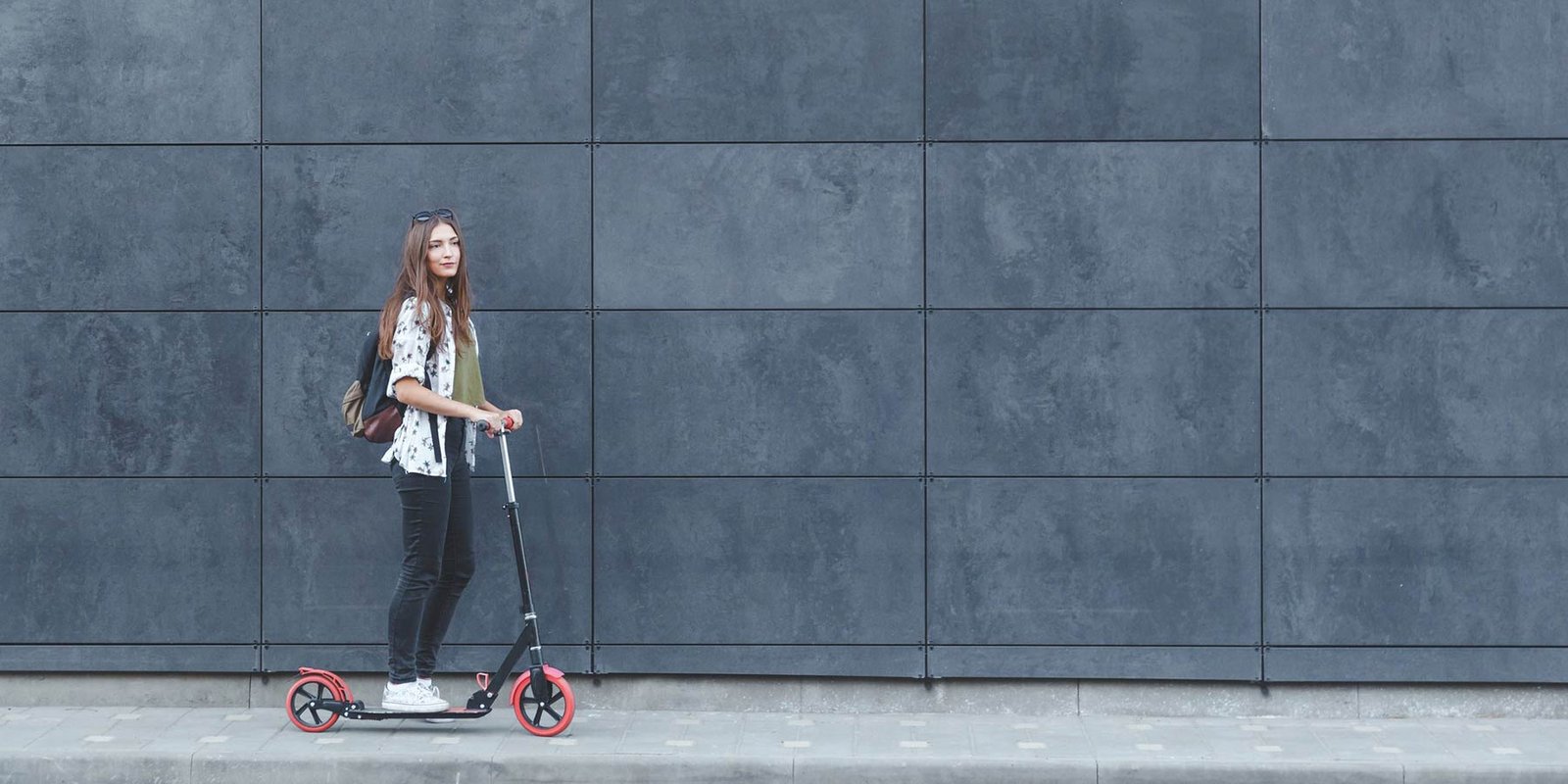 ZUR_Fortbewegung_3_komp Mädchen mit Tretroller