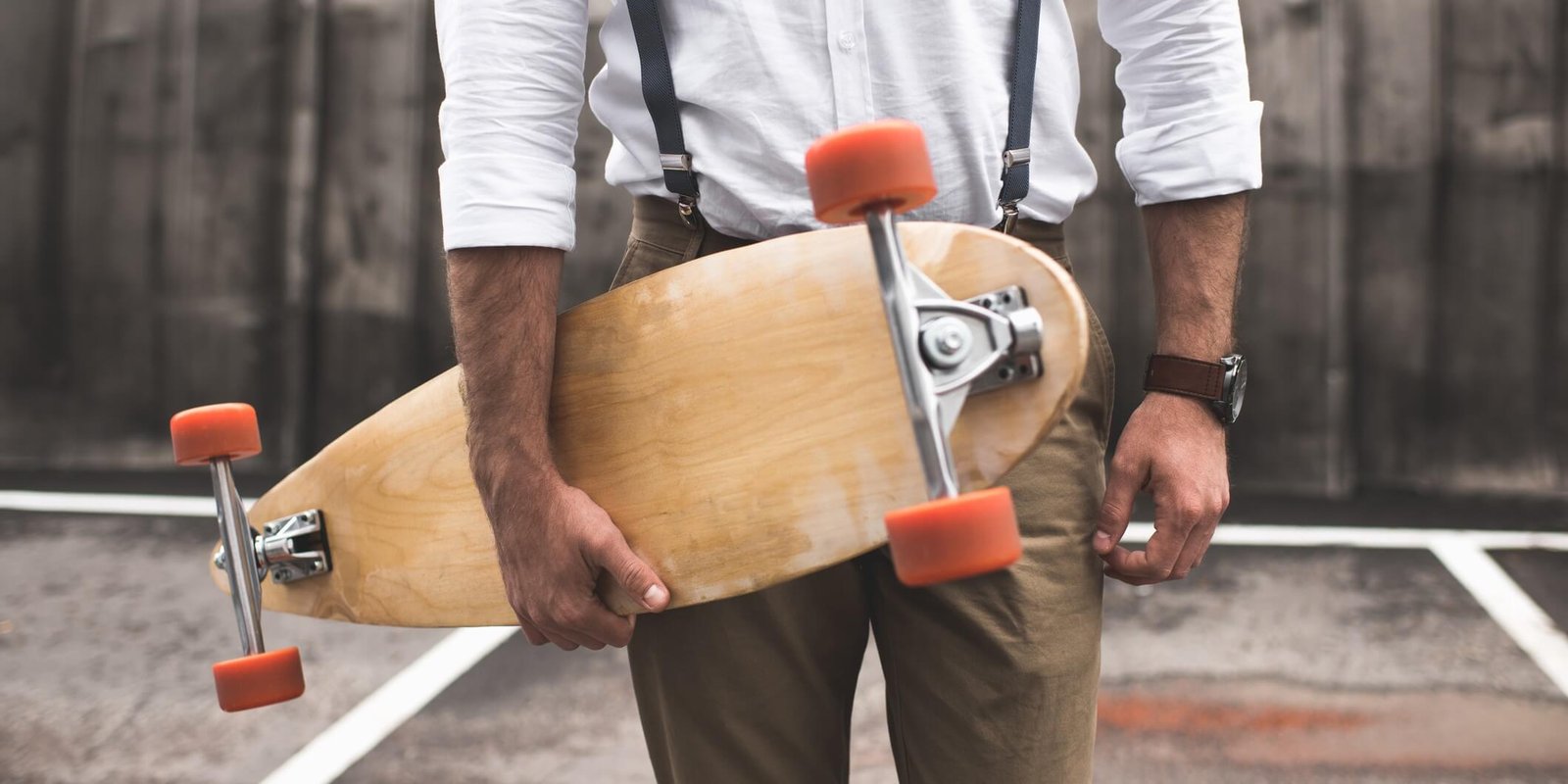 ZUR_Fortbewegung_4 Mann mit Longboard